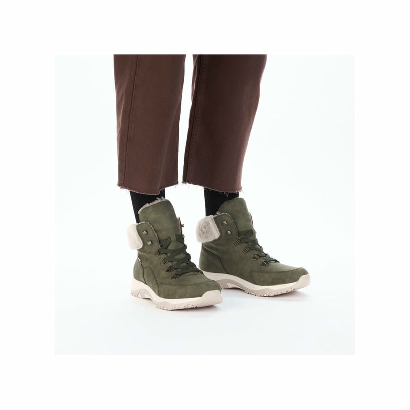 Grüne Rieker Damen Schnürstiefel M9610-54 mit wasserabweisender TEX-Membran. Schuh am Fuß.