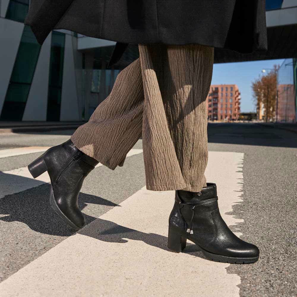 Schwarze Rieker Damen Stiefeletten 77667-00 getragen