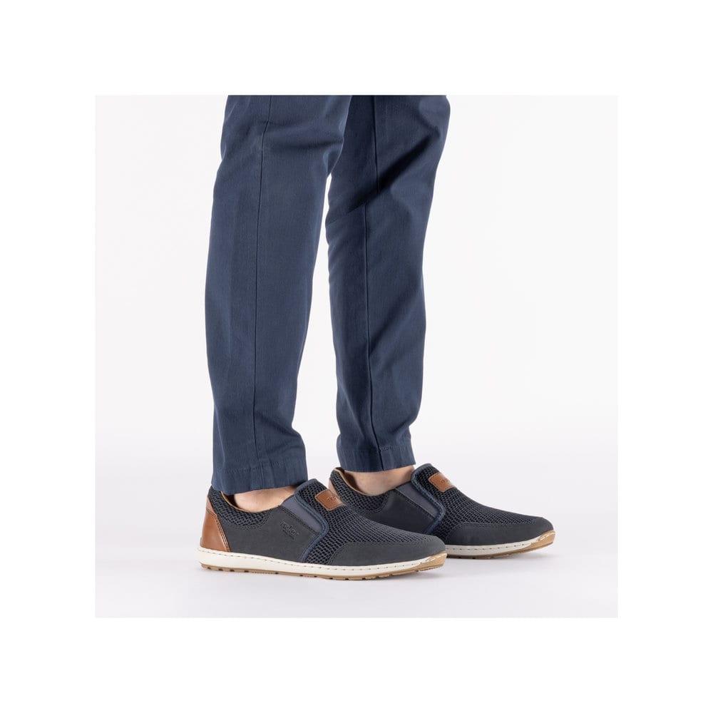 Mocassins Rieker bleus pour homme 08869-14 avec bande élastique. Chaussure au pied.