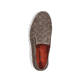 Braune Rieker Herren Slipper B2965-25 in Löcheroptik mit einem Gummizug. Schuh von oben.