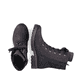 
Tiefschwarze Rieker Damen Biker Boots 78523-01 mit einer robusten Profilsohle. Schuhpaar von oben.