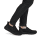 Mocassins Rieker noirs pour homme 06052-00 en cuir suédé. Chaussure au pied.