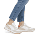 Weiße Rieker Damen Sneaker Low W2400-80 mit einer Schnürung. Schuh am Fuß.