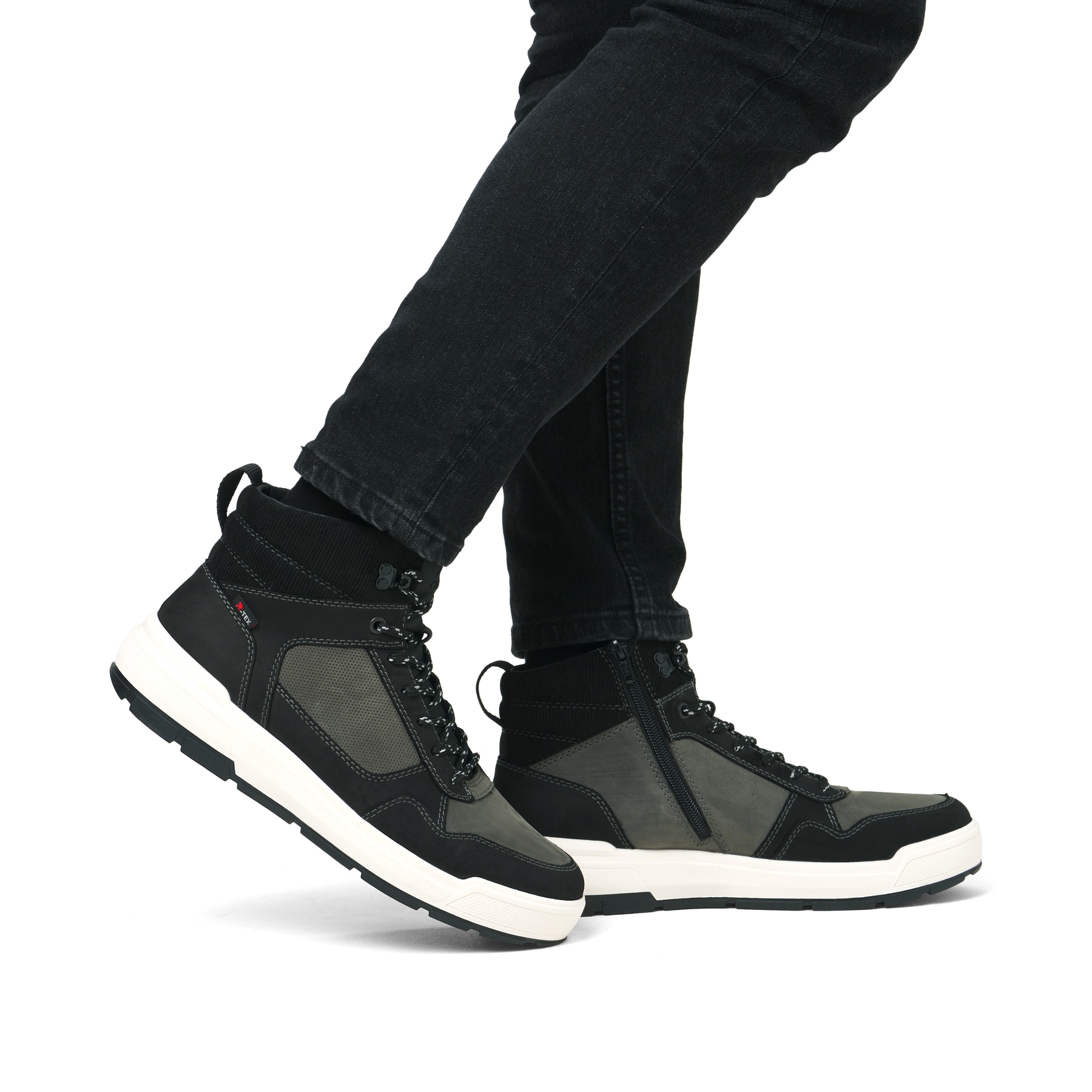 Baskets montantes Rieker noires homme U0073-00 avec membrane RiekerTEX. Chaussure au pied.