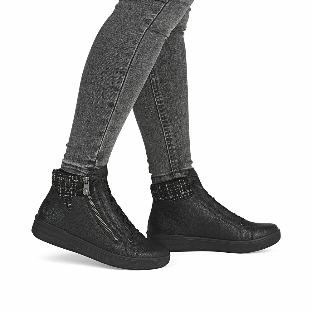 Schwarze Rieker Damen Kurzstiefel X0750-00 mit einem Reißverschluss. Schuh am Fuß.