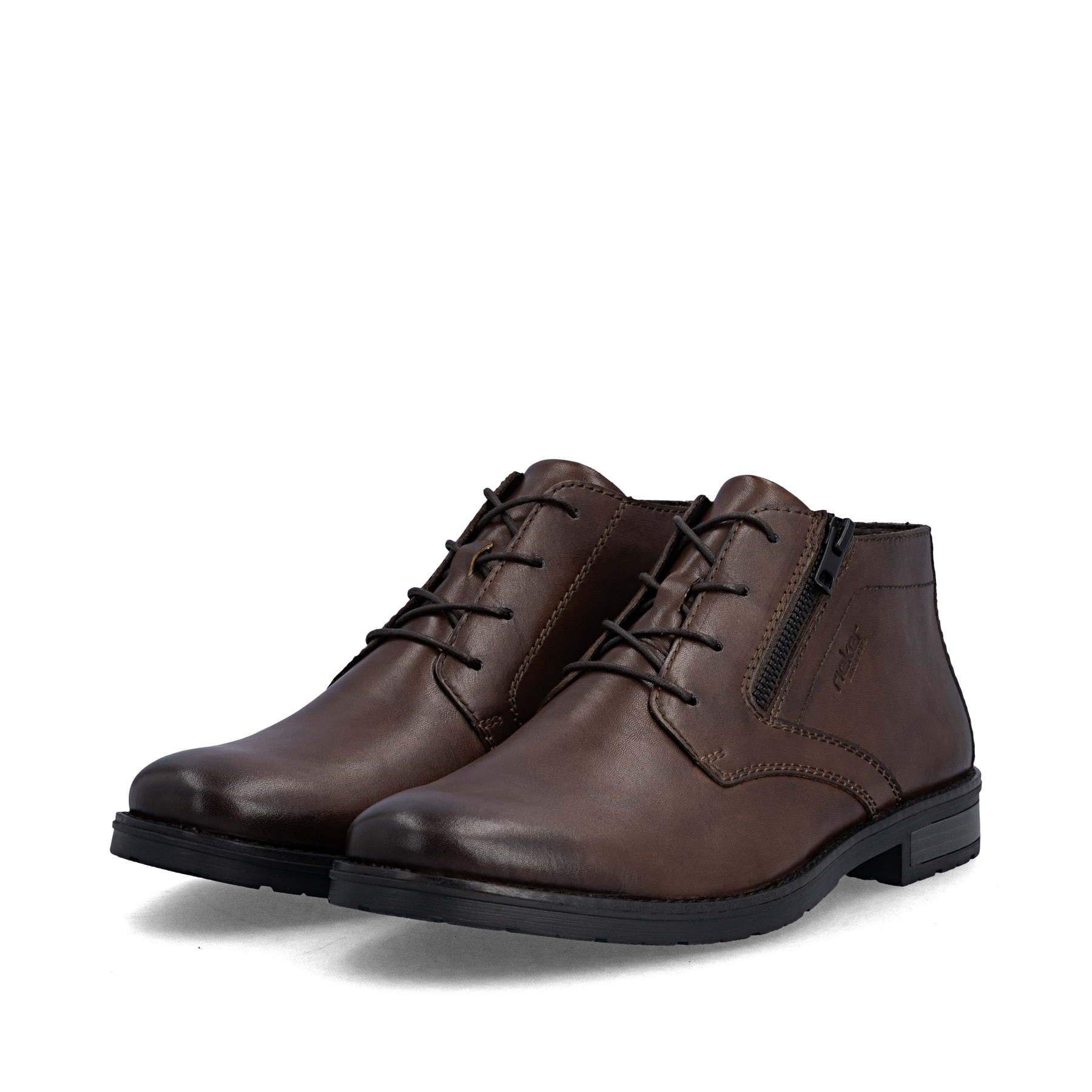 Dunkelbraune Rieker Herren Kurzstiefel 14609-25 aus Glattleder. Schuhpaar seitlich schräg.