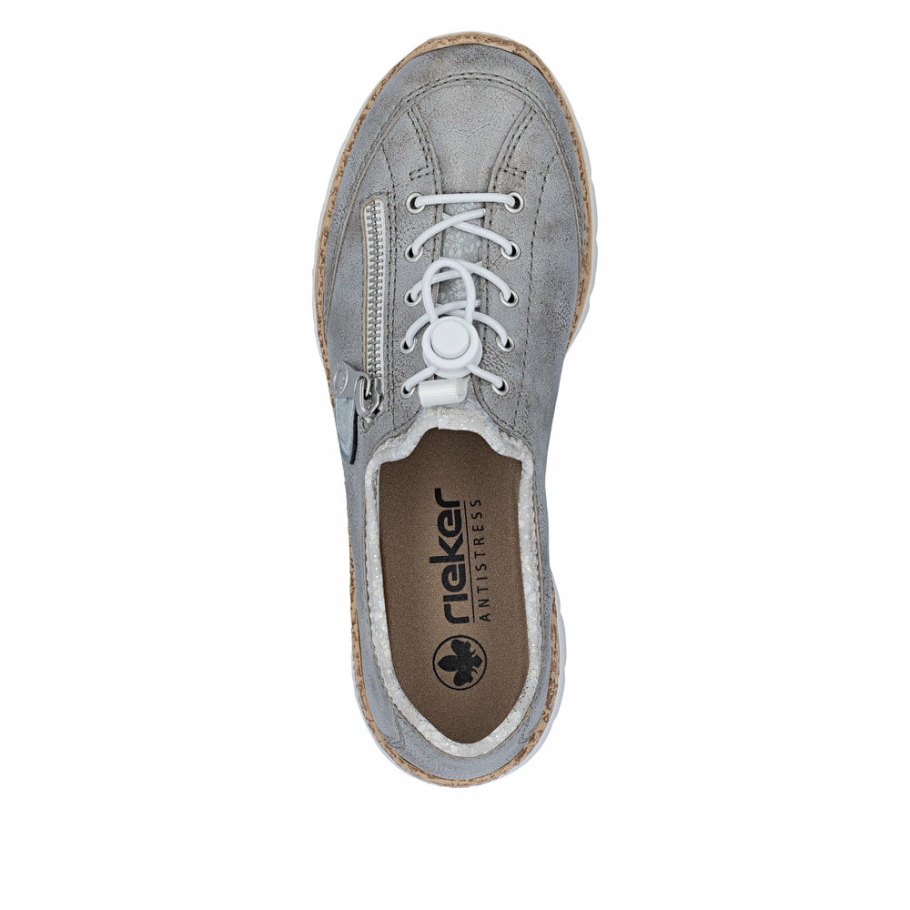 Graue Rieker Damen Slipper N4263-40 mit Deko-Reißverschluss sowie einem Gummizug. Schuh von oben.