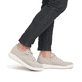 Beige waschbare Rieker Herren Slipper U1103-62 mit einem Gummizug. Schuh am Fuß.