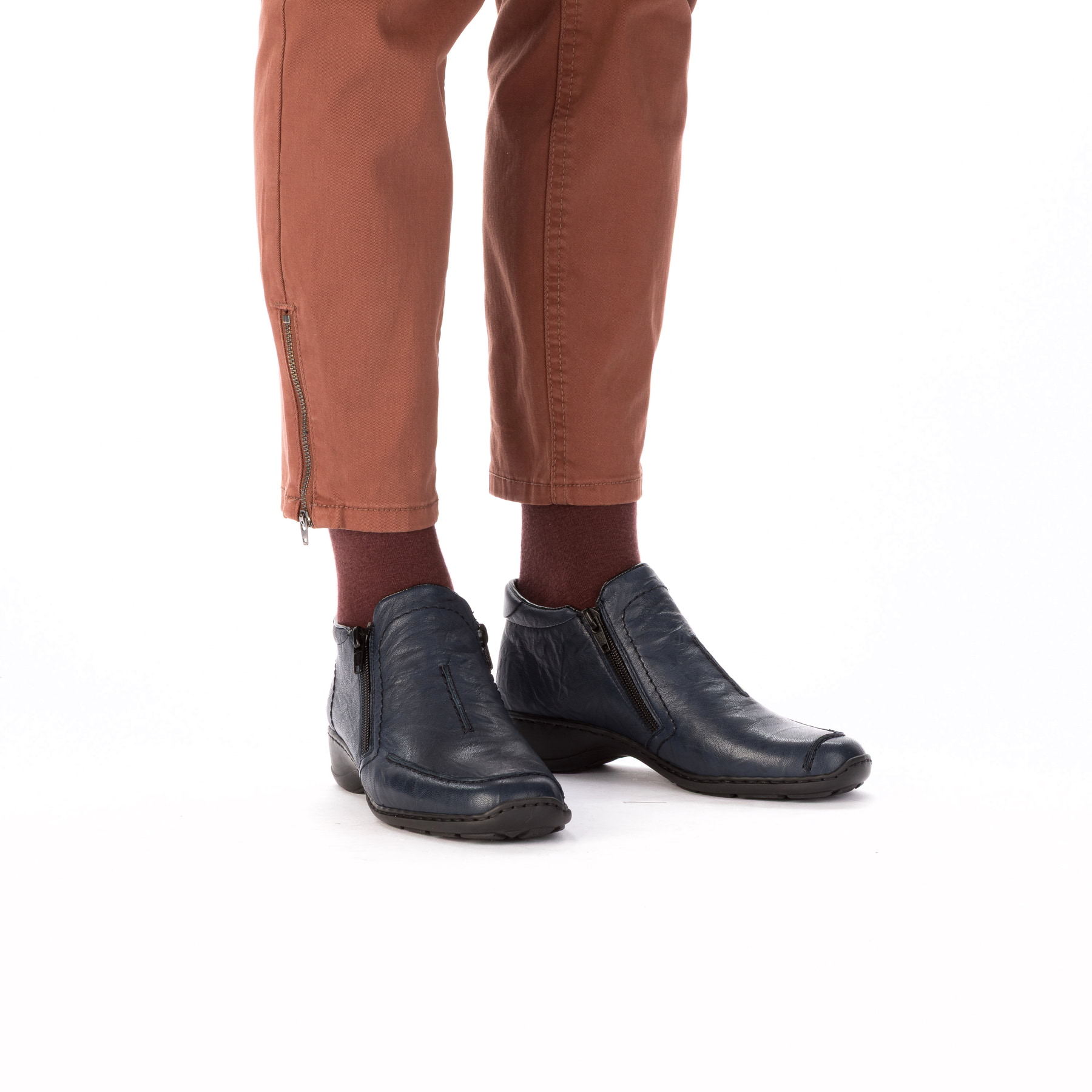 Dunkelblaue Rieker Damen Kurzstiefel 58386-14 aus Glattleder mit Reißverschluss. Schuh am Fuß.