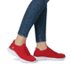 Rote Rieker Damen Slipper M5074-33 mit Gummizug sowie einer ultraleichten Sohle. Schuh am Fuß.
