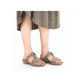 Grüne Rieker Damen Pantoletten 60881-52 mit einem Klettverschluss. Schuh am Fuß.