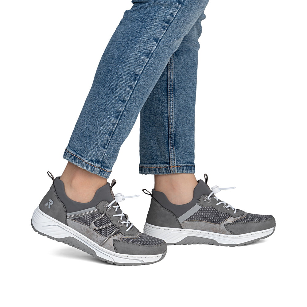 Mocassins Rieker gris pour femme 53153-42 avec bande élastique. Chaussure au pied.