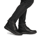 
Nachtschwarze Rieker Herren Schnürstiefel B3342-00 mit einer leichten Profilsohle. Schuh am Fuß