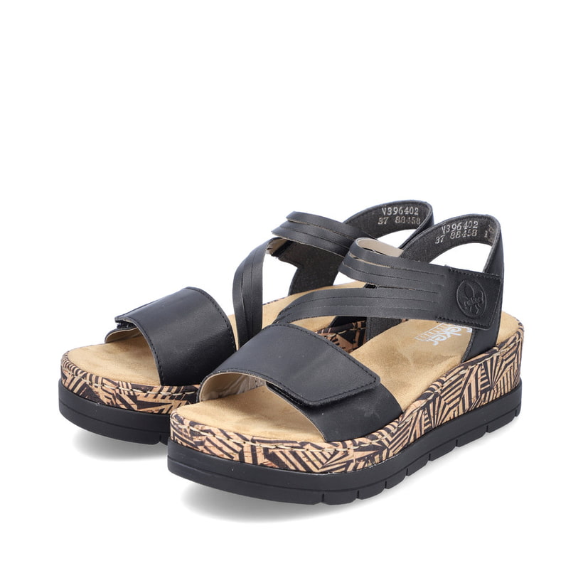 Schwarze Rieker Keilsandaletten V3964-02 mit stilvollem Muster. Schuhpaar seitlich schräg.