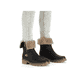 
Asphaltschwarze Rieker Damen Kurzstiefel Y9582-00 mit einer robusten Profilsohle. Schuh am Fuß