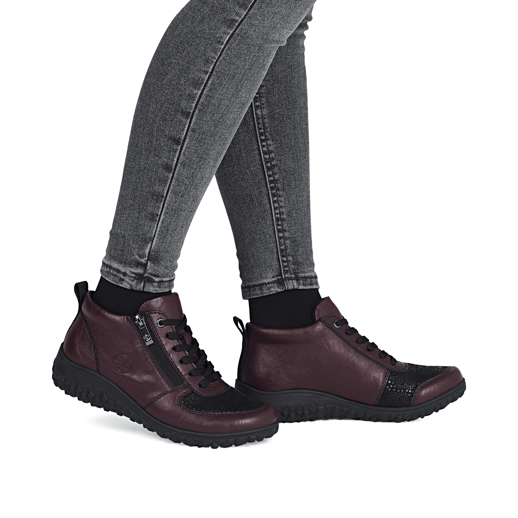 Brombeerfarbene Rieker Damen Kurzstiefel 59541-30 mit einem Reißverschluss. Schuh am Fuß.