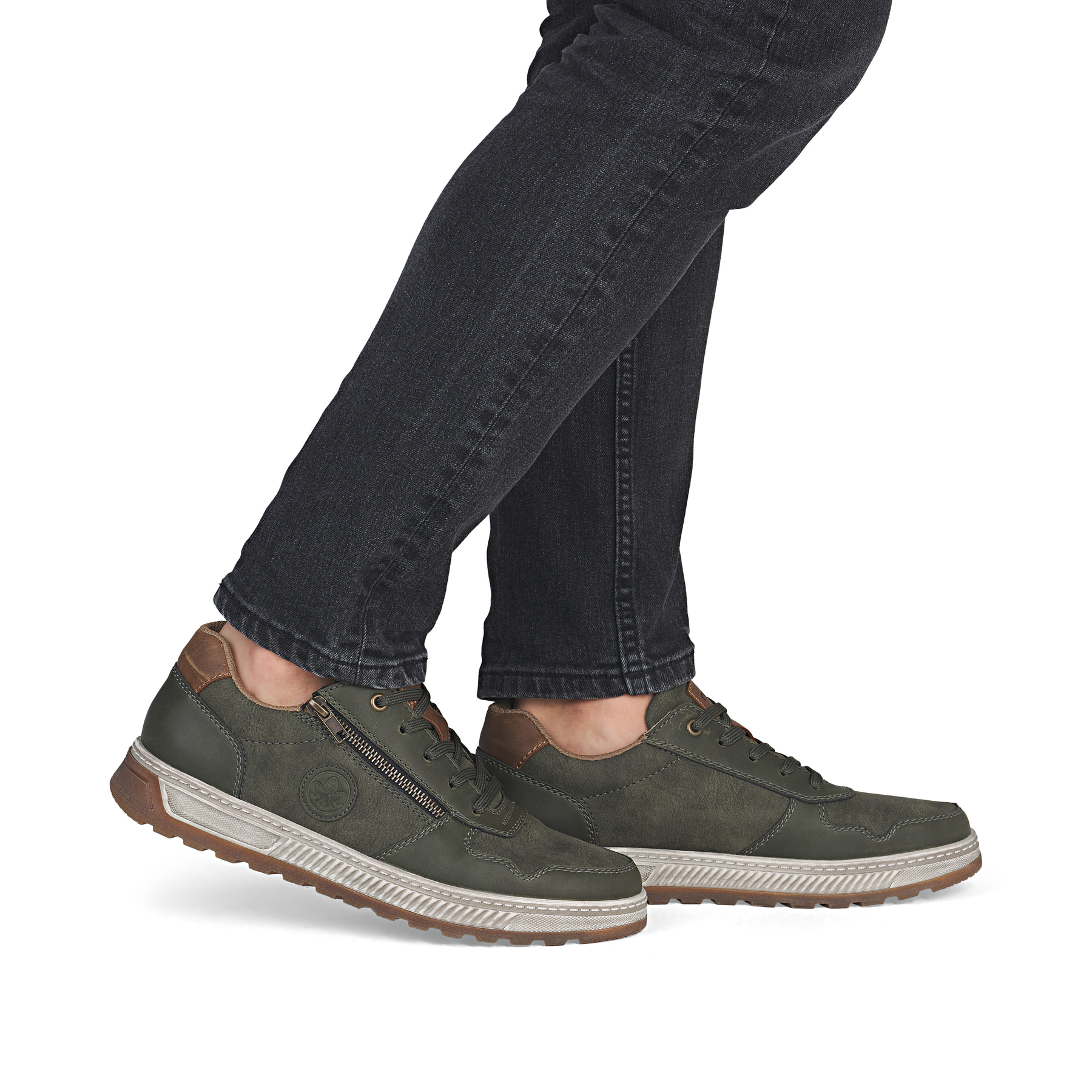 Baskets basses Rieker vertes pour homme 37029-52 avec fermeture éclair. Chaussure au pied.