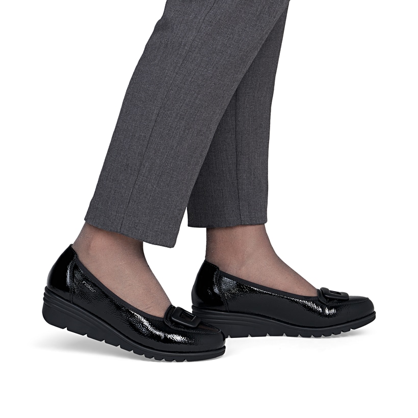 Schwarze Rieker Ballerinas L5362-00 mit Deko-Schnalle. Schuh am Fuß.