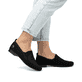 Schwarze Rieker Damen Slipper 51989-00 mit Strasssteinen sowie einem Gummizug. Schuh am Fuß.