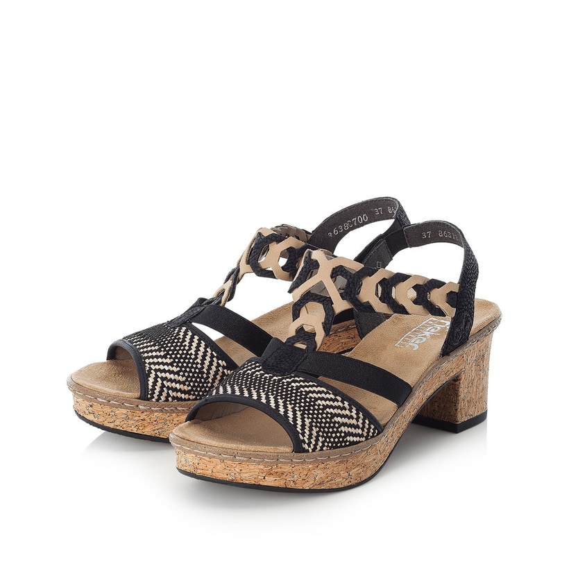 Tiefschwarze Rieker Riemchensandaletten 638C7-00 mit einem Elastikeinsatz. Schuhpaar seitlich schräg.