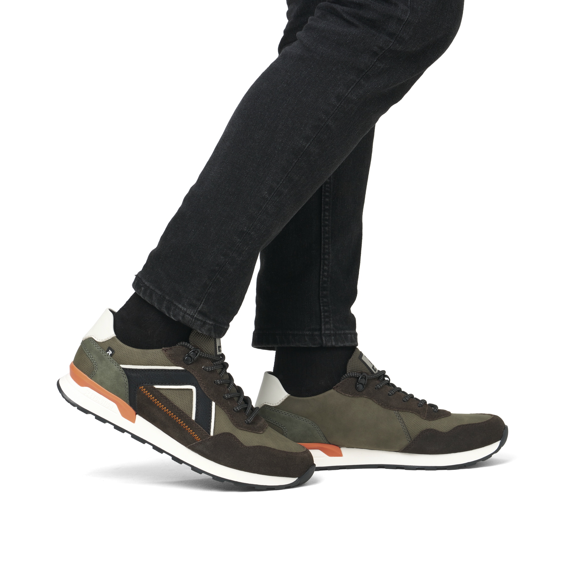 Braune Rieker Herren Sneaker Low U0310-54 mit einer leichten und griffigen Sohle. Schuh am Fuß.