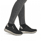 Schwarze Rieker Damen Sneaker Low 58923-00 mit einem Reißverschluss. Schuh am Fuß.