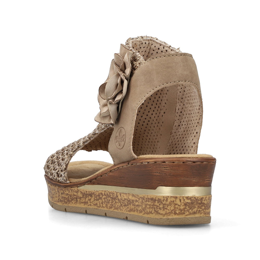 Beige Rieker Keilsandaletten 63791-60 mit dekorativer Blume sowie Reißverschluss. Schuh von hinten.