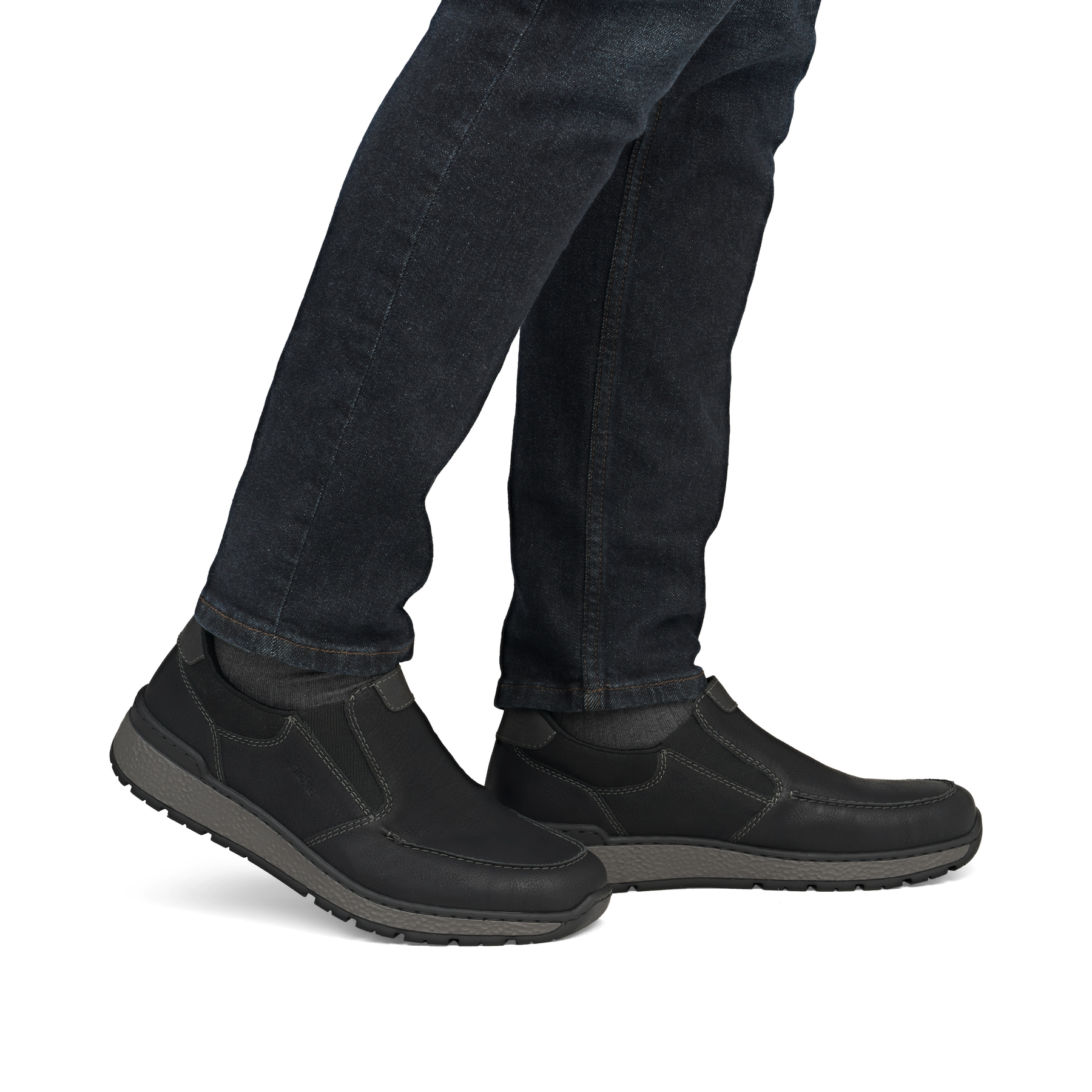 Mocassins Rieker noirs pour homme B9062-00 avec bande élastique. Chaussure au pied.
