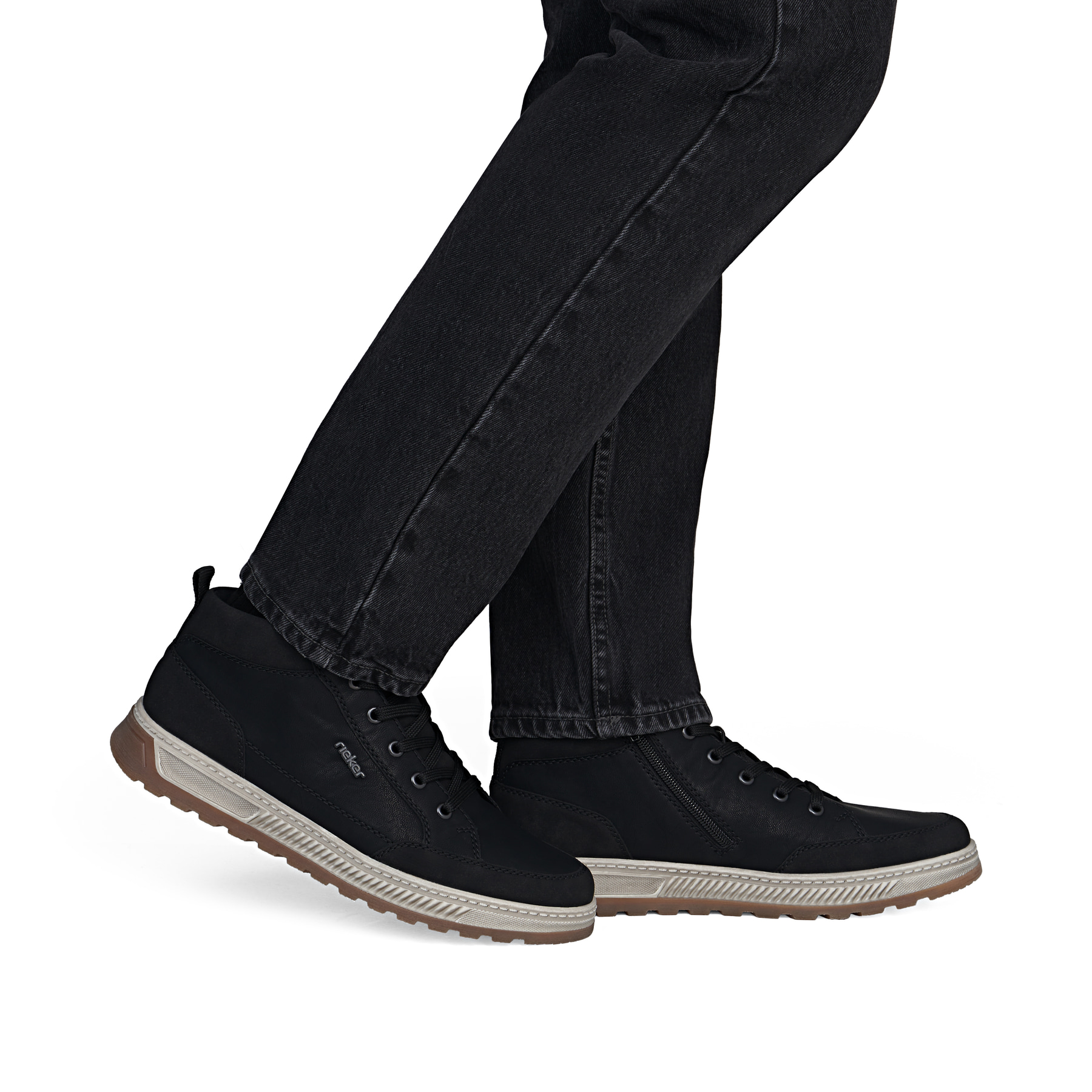 Schwarze Rieker Herren Sneaker High 37006-00 mit einem Reißverschluss. Schuh am Fuß.