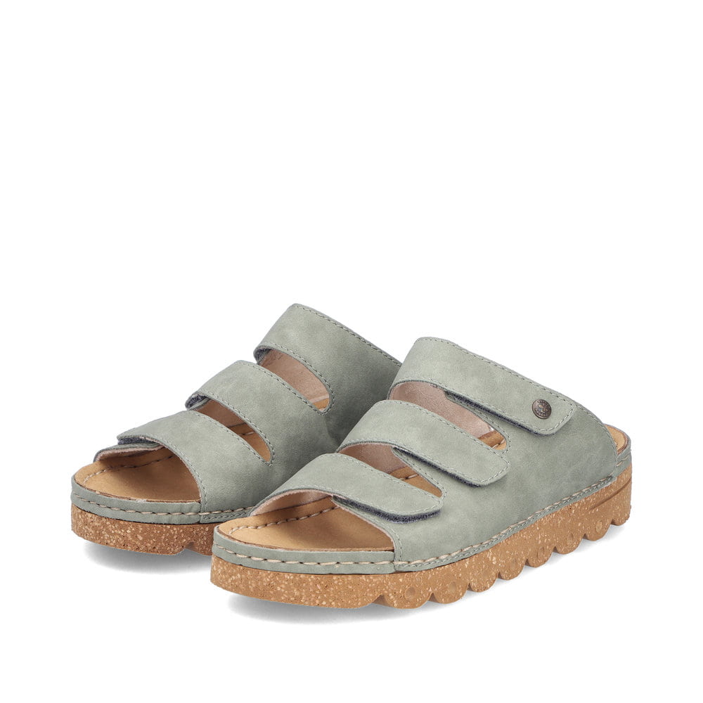 Mintgrüne Rieker Damen Pantoletten V8780-53 mit einem Klettverschluss. Schuhpaar seitlich schräg.