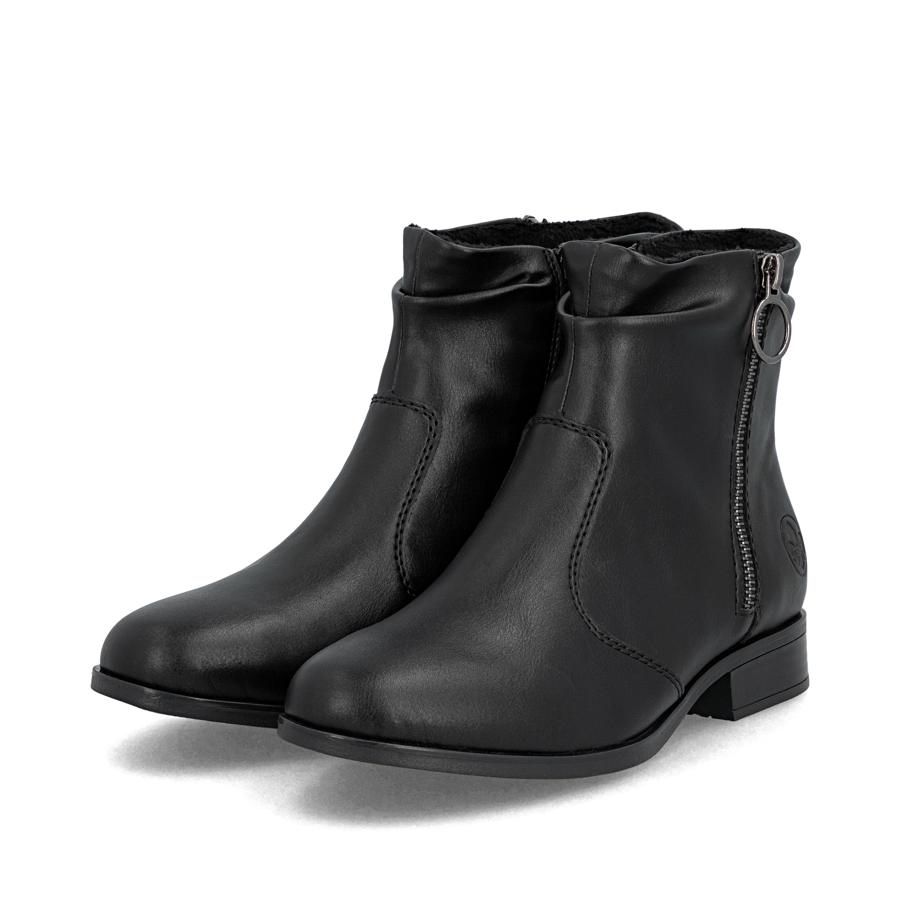 Schwarze Rieker Damen Stiefeletten 77041-00 mit einem Reißverschluss. Schuhpaar seitlich schräg.