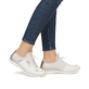 Weiße Rieker Damen Slipper L3294-80 mit einem Gummizug. Schuh am Fuß.