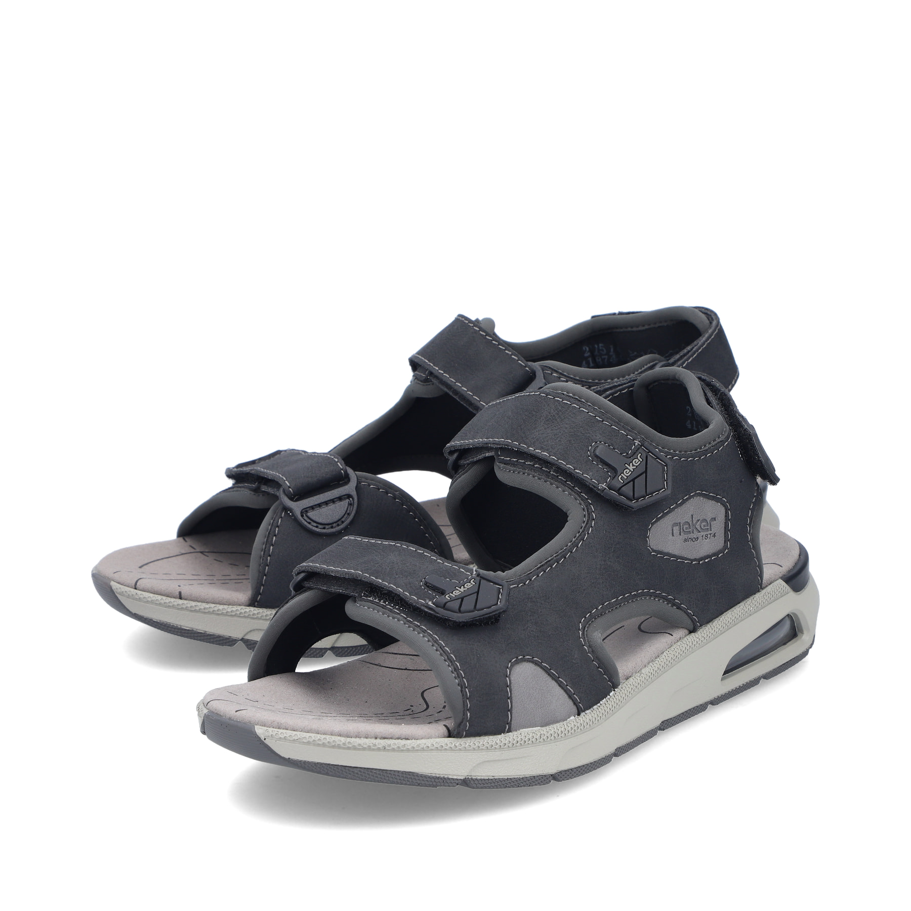 Schwarze Rieker Herren Trekkingsandalen 29151-00 mit Rieker Air Sohlenfenster. Schuhpaar seitlich schräg.