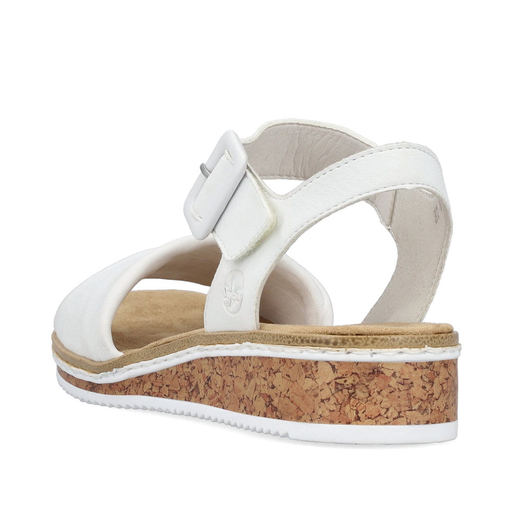 Weiße Rieker Keilsandaletten V3691-80 mit trendiger Schnalle. Schuh von hinten.