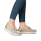 Rosane Rieker Damen Loafer N7460-31 mit dekorativer Blume sowie einem Gummizug. Schuh am Fuß.