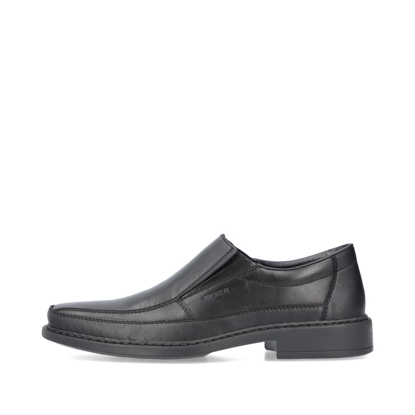 Schwarze Rieker Herren Slipper B0873-00 mit Elastikeinsatz sowie Extraweite H. Schuh Außenseite gespiegelt.