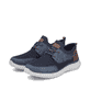 Blaue Rieker Herren Slipper B9643-14 mit einem Gummizug sowie der Komfortweite G. Schuhpaar seitlich schräg.