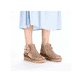 Beige Rieker Keilsandaletten 63791-60 mit dekorativer Blume sowie Reißverschluss. Schuh am Fuß.