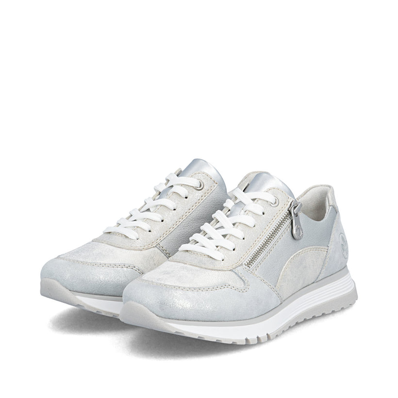 Silberne Rieker Damen Sneaker Low 49003-91 mit metallischem Finish. Schuhpaar seitlich schräg.