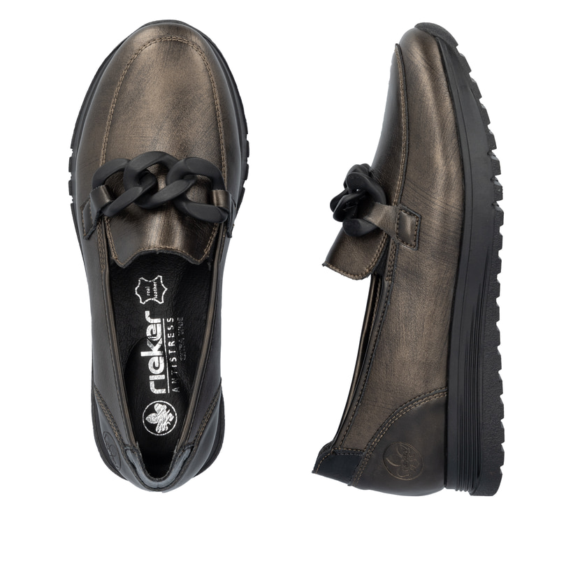 Braune Rieker Damen Loafer 49051-25 aus Glattleder mit Deko-Kette sowie Gummizug. Schuh von oben, liegend.