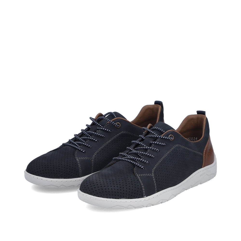 Mocassins Rieker bleus pour homme 08315-14 en cuir velours. Chaussures inclinées sur le côté.