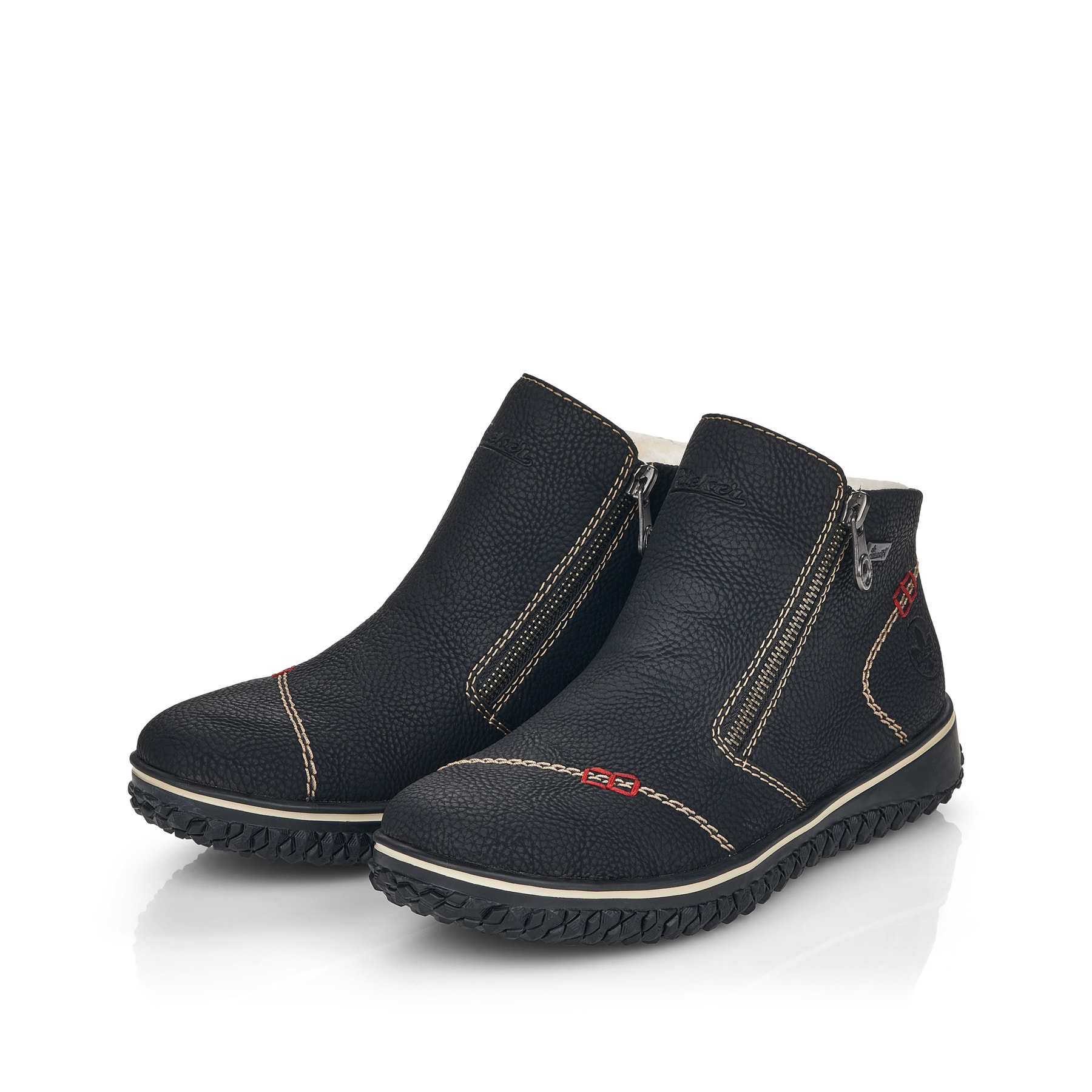 Nachtschwarze Rieker Damen Slipper L4270-00 mit Reißverschluss sowie einer Profilsohle. Schuhpaar schräg.