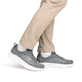 Graue Rieker Sport Herren Sneaker Low U4400-40. Schuh am Fuß.