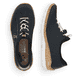 Blaue Rieker Damen Slipper N4263-14 mit Deko-Reißverschluss sowie einem Gummizug. Schuh von oben, liegend.