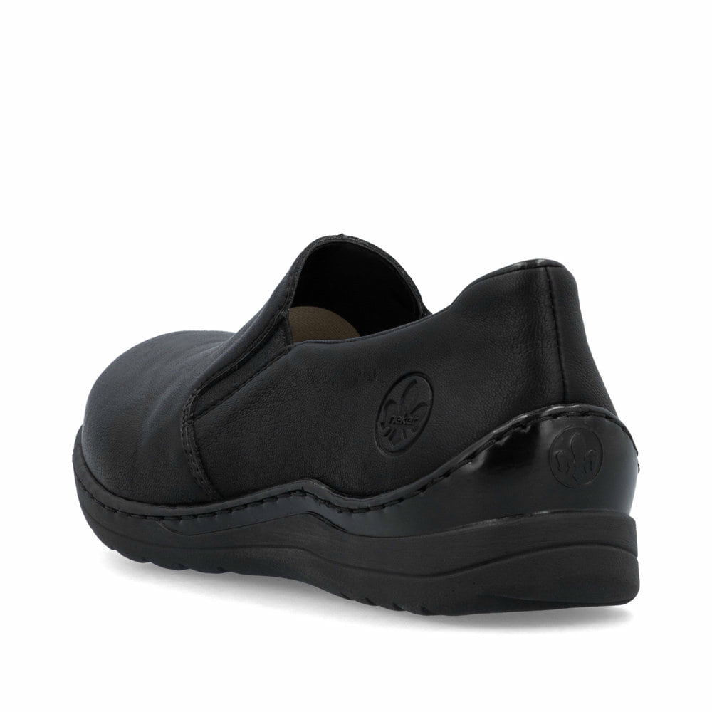 Mocassins Rieker noirs pour femme 48964-00 avec bande élastique. Chaussure vue de l'arrière.