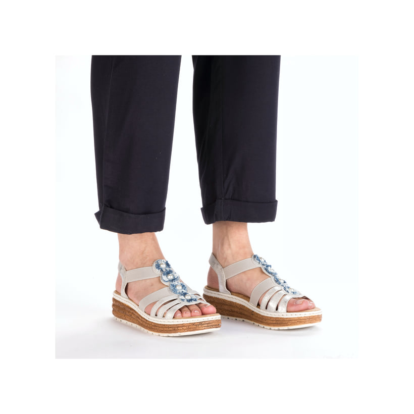 Graue Rieker Keilsandaletten 62771-40 mit Schmuckelementen sowie einem Gummizug. Schuh am Fuß.