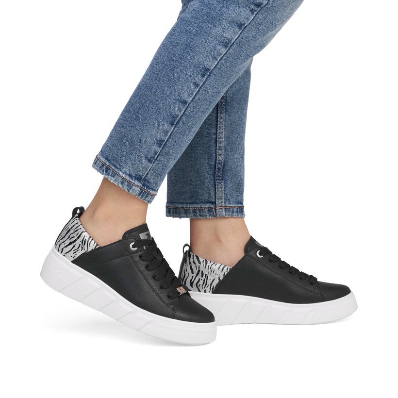 Schwarze Rieker Damen Sneaker Low W2602-02 mit einer Schnürung. Schuh am Fuß.