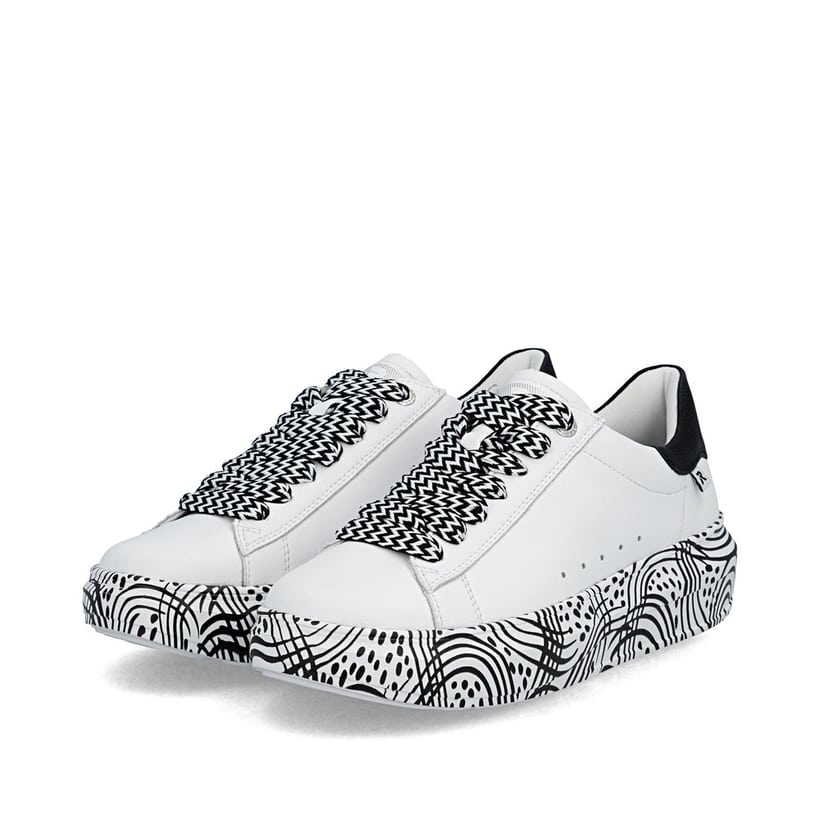 Baskets basses Rieker blanches pour femme W1201-83 en cuir lisse. Chaussures inclinées sur le côté.