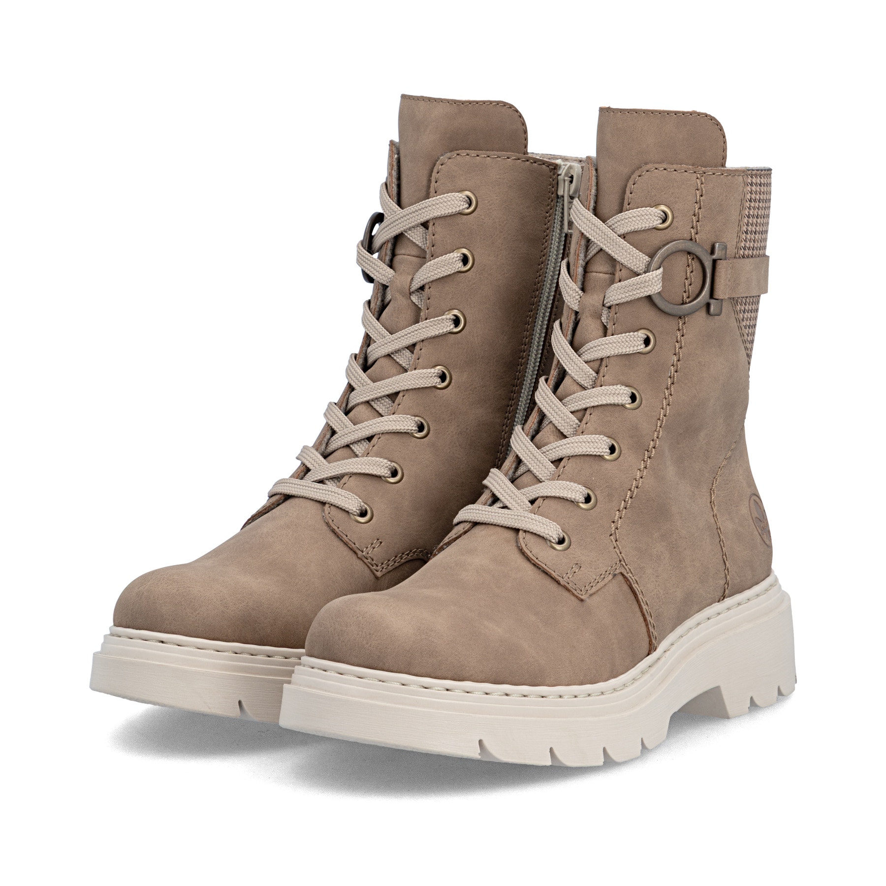 Beige Rieker Damen Biker Boots 76732-20 mit gemustertem Schaft. Schuhpaar seitlich schräg.