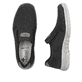 Schwarze Rieker Herren Slipper 03553-00 mit Elastikeinsatz sowie Extraweite H. Schuh von oben, liegend.